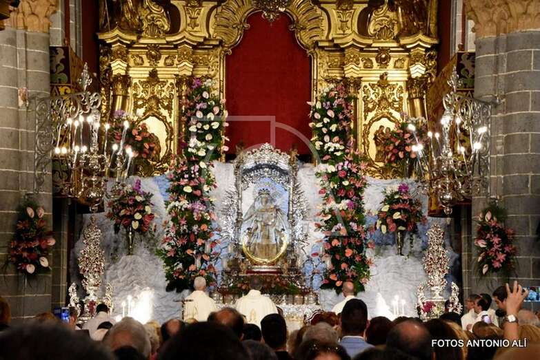 Momento de la bajada de la Virgen del Pino (Foto Antonio Alí)